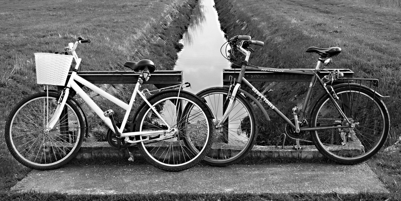 wheel, motorcycle, transport, vehicle, monochrome, cyclist, nobody, black white, pedal