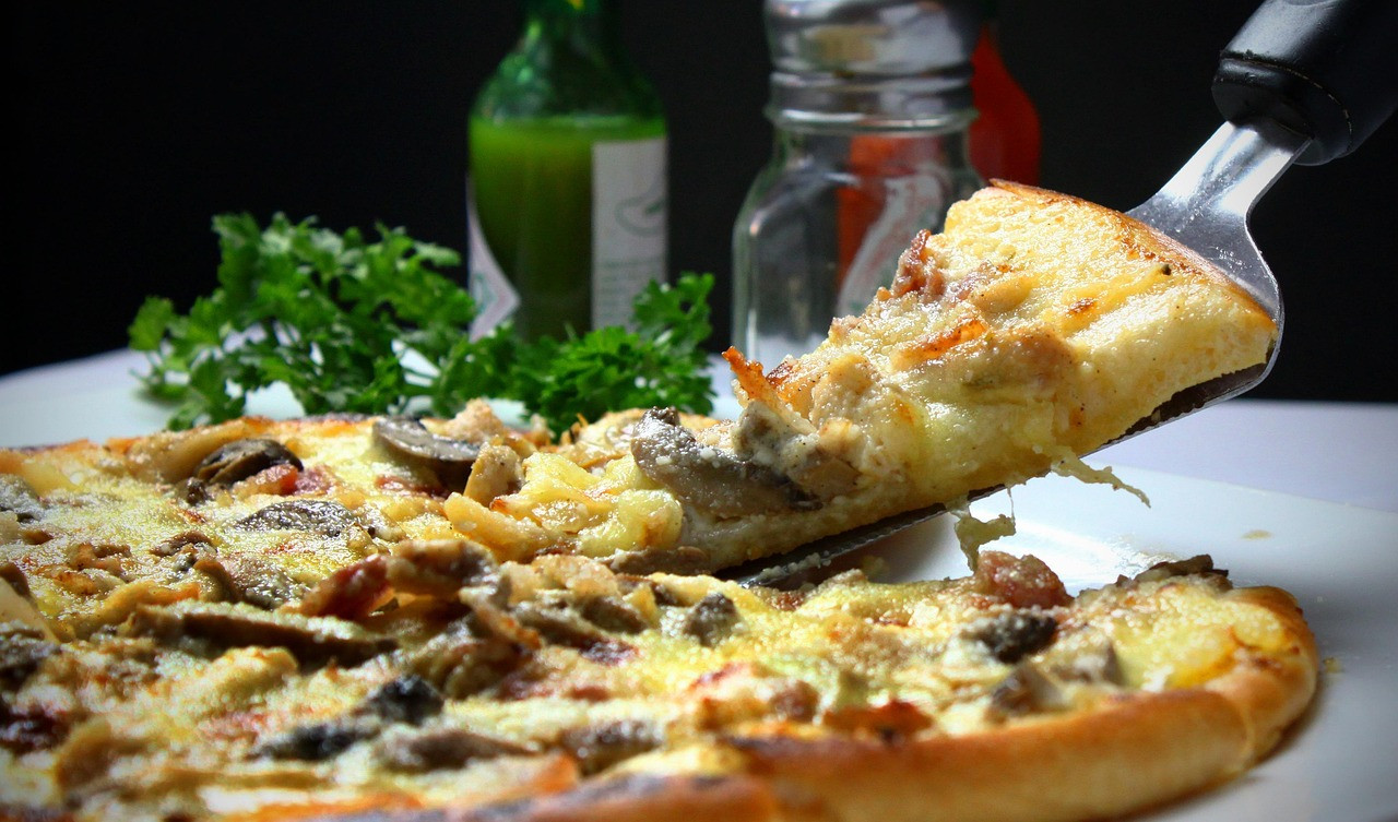 Kawałek Pizzy Ile Kalorii? Sprawdź Praktyczny Poradnik i Tabele!