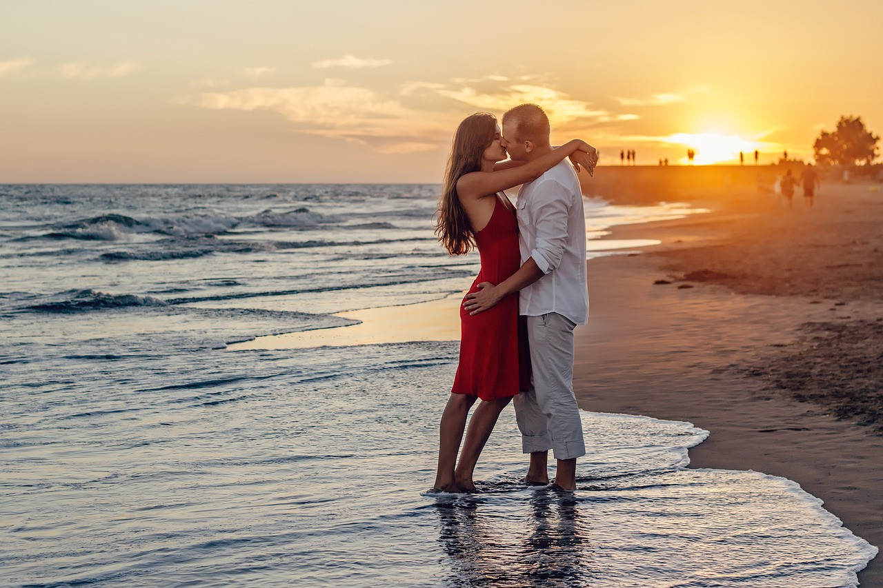 par, young couple, love, kiss, kissing, sunset, holiday, summer, gran canaria, maspalomas, beach, sea, ocean, nature, canary islands