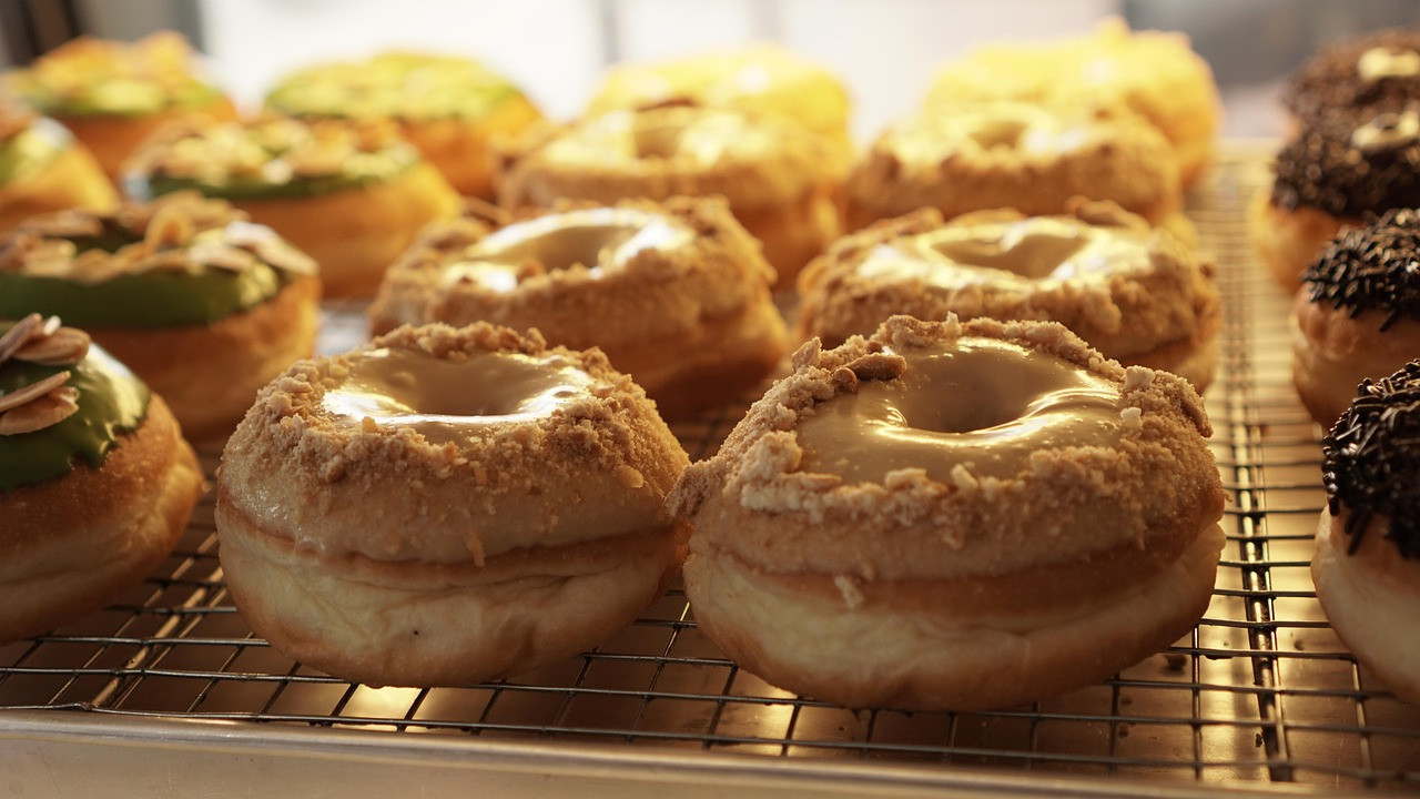 dessert, donuts, food, doughnuts, cake, bakery, calories, pastries, treat, snack, sweet, delicious, tasty, fresh, sprinkles, icing, closeup, donuts, doughnuts, doughnuts, doughnuts, doughnuts, doughnuts