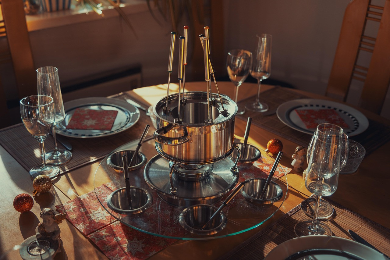 xmas, christmas, fondue, eating, together, family, party, home, food, pot, soup, bowl, glass, plates, tradition, fondue, fondue, fondue, fondue, fondue, family, party, party, party, party, food, food, pot, soup