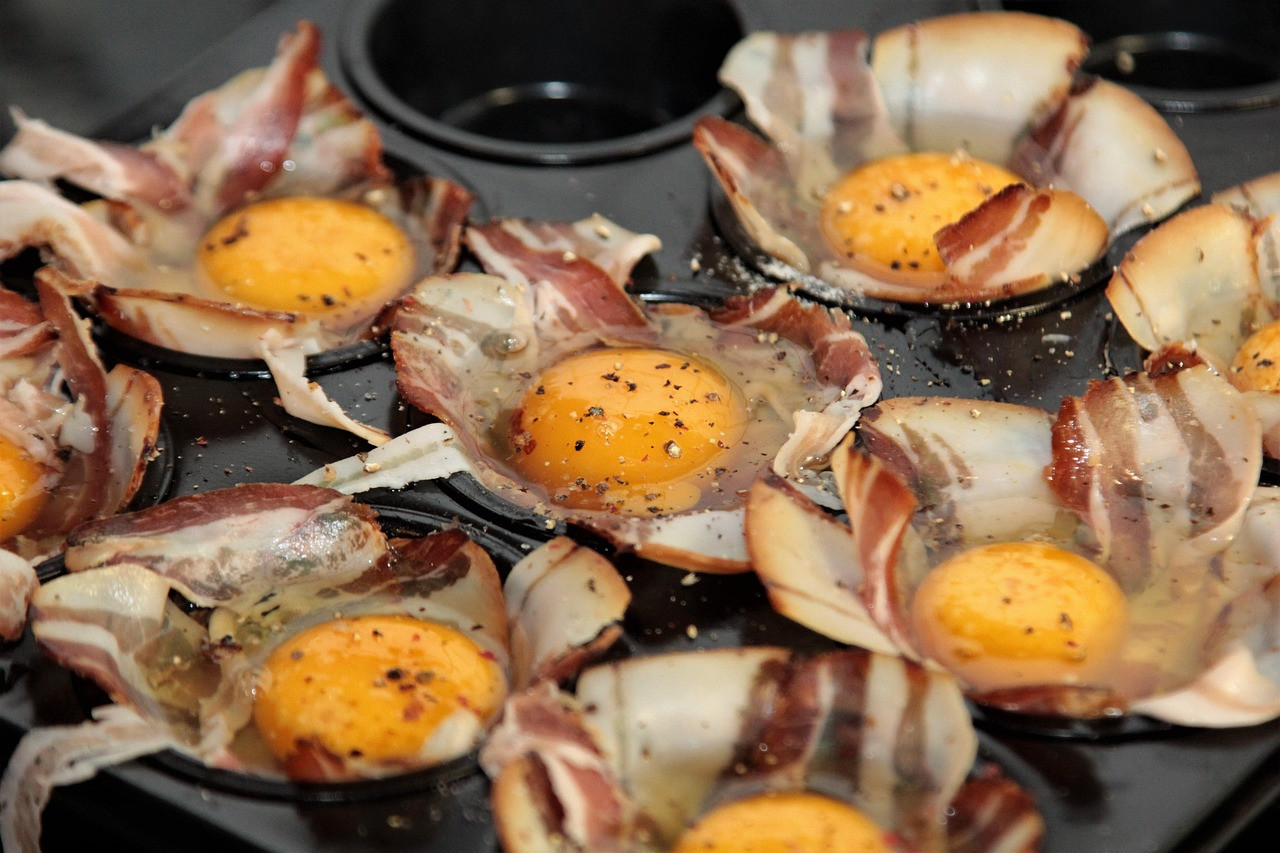 bacon egg cup, dish, breakfast, food, egg, egg yolk, bacon, streaky bacon, muffin pan, raw, cuisine, closeup