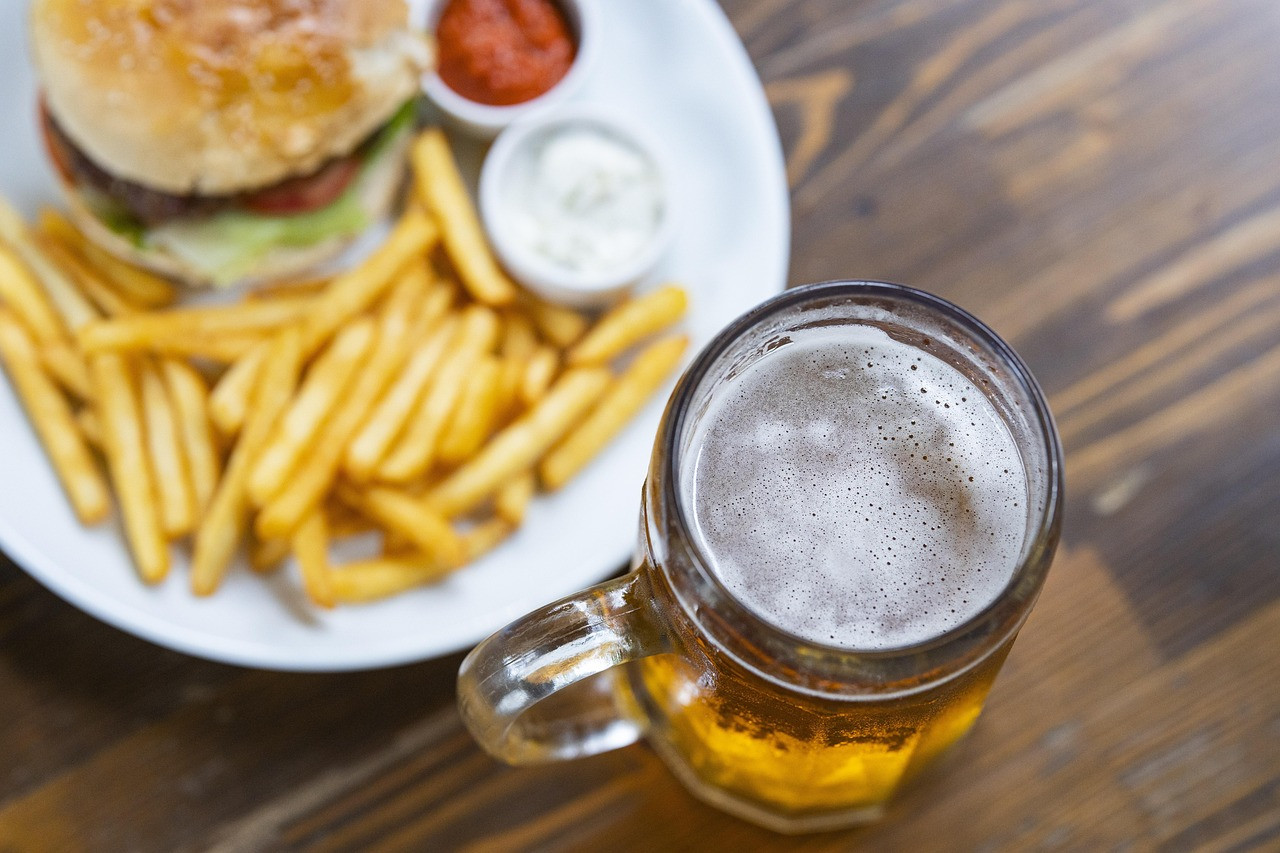 Dlaczego Alkohol Tuczy? 5 Głównych Przyczyn i Jak Uniknąć Efektu