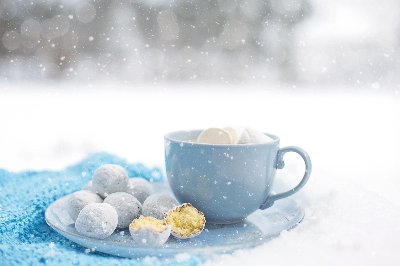 hot chocolate, cozy, winter, dessert, warm, snow, nature, mug, donut holes, doughnut holes, tasty, warm beverage, hot cocoa, cocoa, delicious, enjoyment, sweet