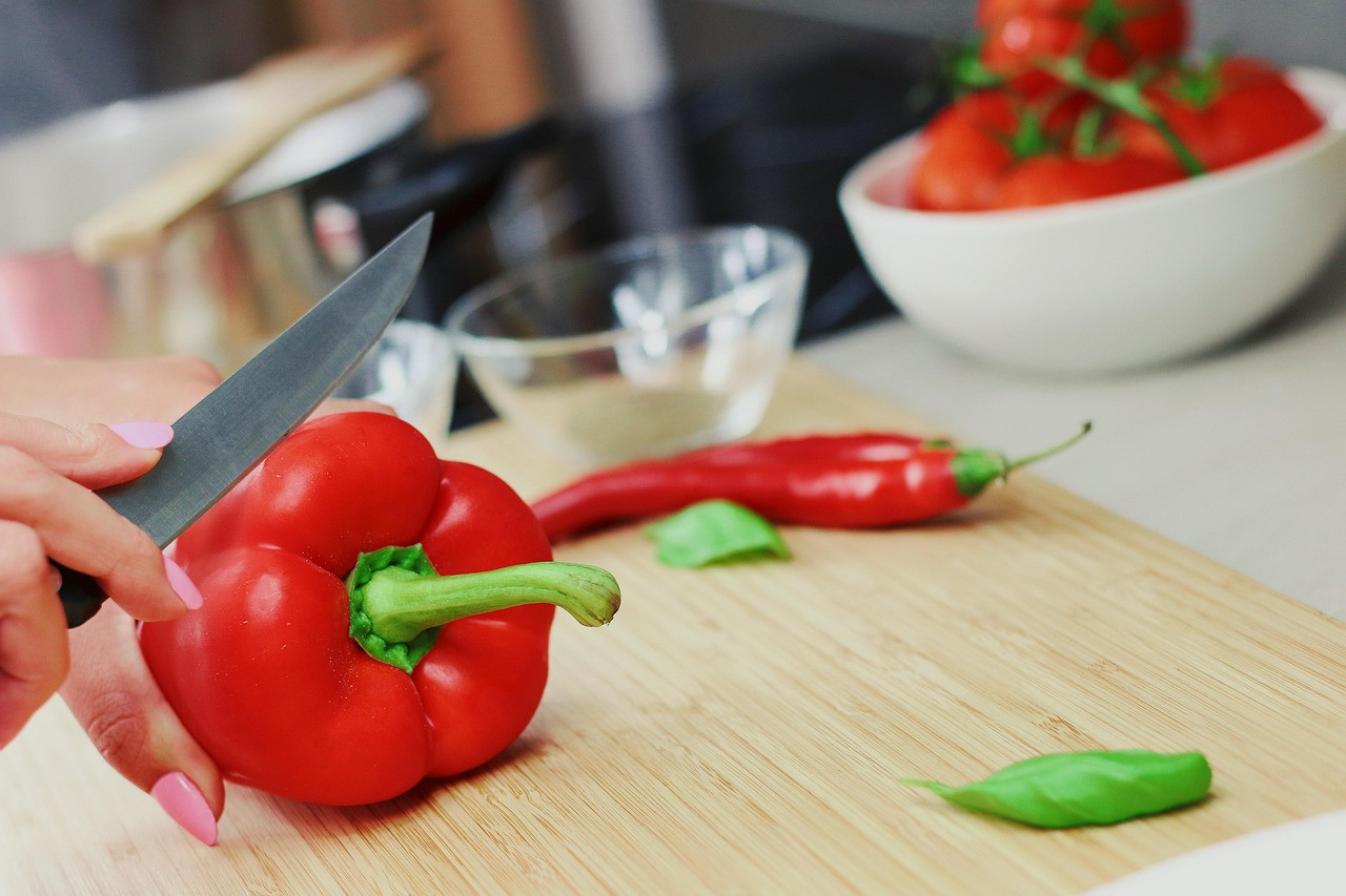 bell pepper, slicing, culinary, capsicum, red bell pepper, red pepper, pepper, sweet pepper, cutting, ingredients, food, vegetables, cutting board, kitchen, food preparation, pepper, kitchen, kitchen, kitchen, kitchen, kitchen