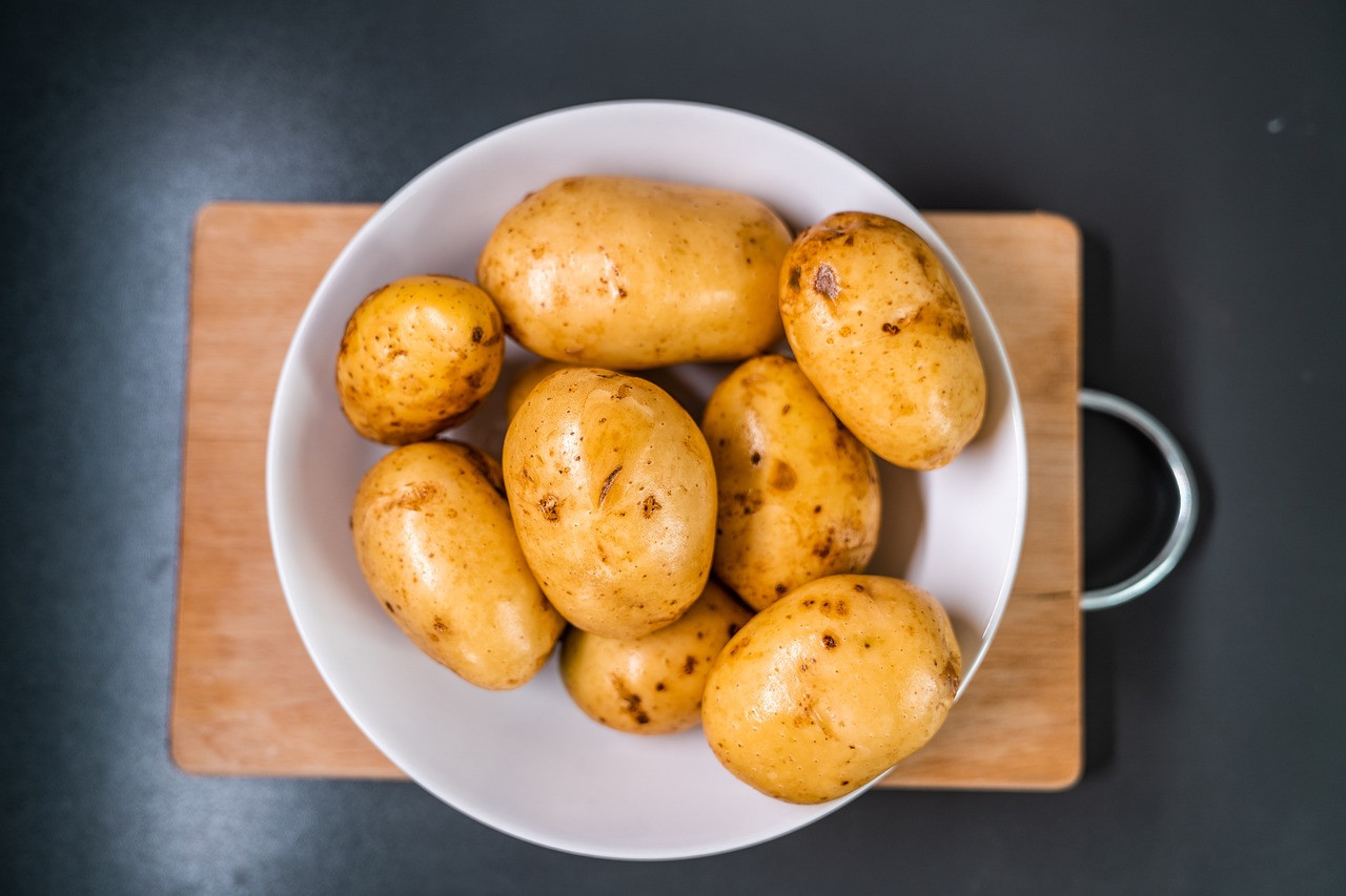 potatoes, plate, vegetable, table, board, cutboard, wooden