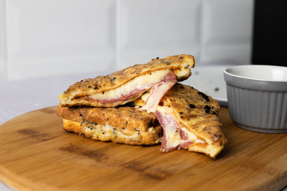 Tost z serem i szynką - kalorie i wartości odżywcze