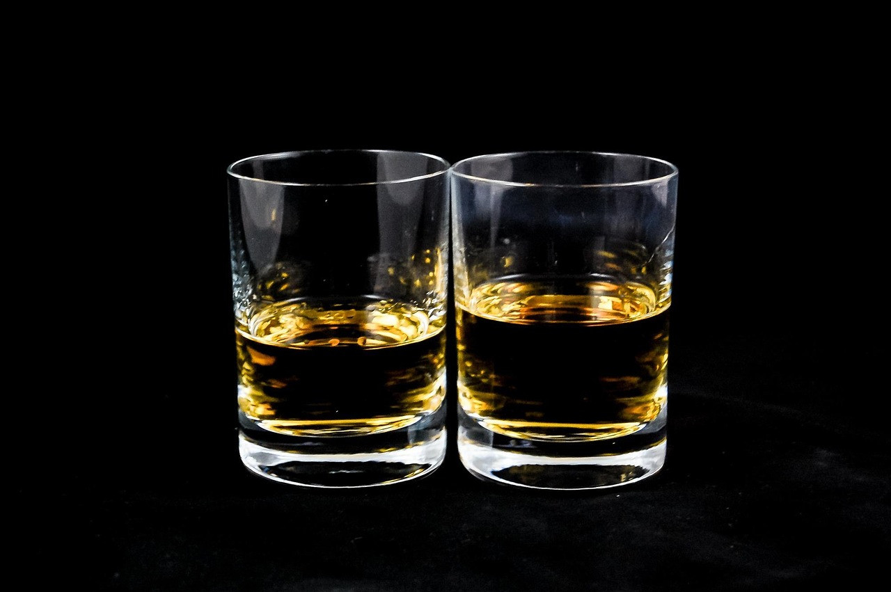 Whisky z Colą: Ile Ma Kalorii? Kompletny Poradnik i Praktyczne Liczby