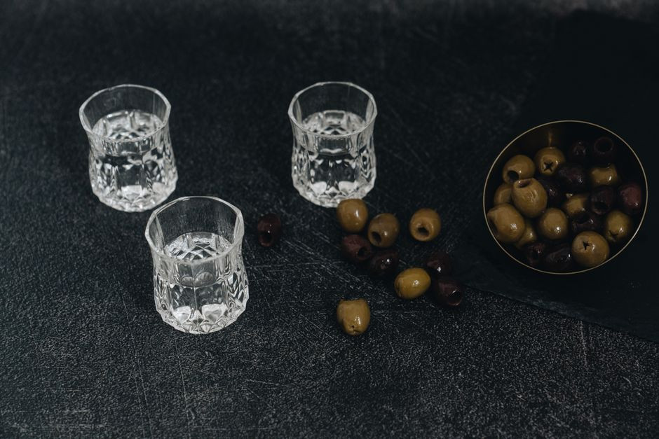 Kalorie w wódce: ile ma 100 ml i jak wpływa na dietę?