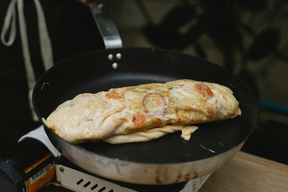 Omlet z 2 jajek - kalorie i jak go przygotować krok po kroku