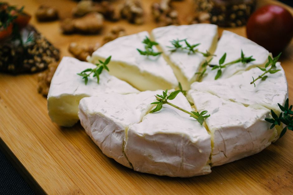 Ile kalorii ma ser brie? Wartości odżywcze i dieta