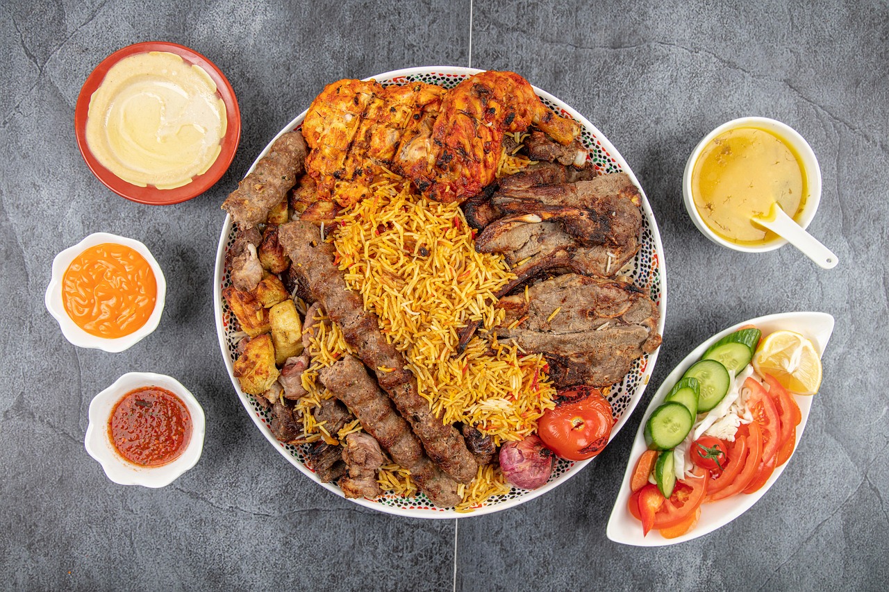 półmisek biryani, baranina, szaszłyk, kebab seek, biryani, sałatka, talerz, pakistańskie jedzenie, kuchnia azjatycka, kebab z kurczaka, kebab z baraniny, posiłek, rodzinny posiłek, jedzenie na imprezę, kuchnia pakistańska, mieszkanie leżało, widok z góry
