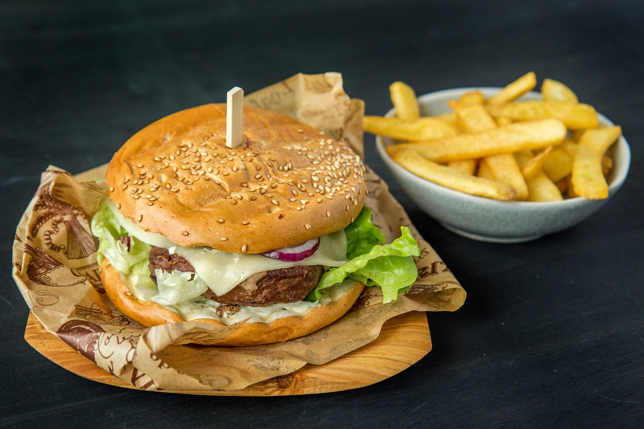Cheeseburger od 300 do 1000 kcal - co wpływa na kalorie?