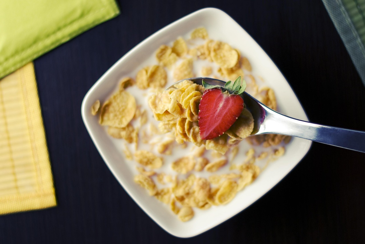 cereal, bowl, milk, breakfast, meal, strawberry, muesli, dairy, morning, corn-flakes, spoon, food, healthy, cereal, muesli, muesli, muesli, muesli, muesli