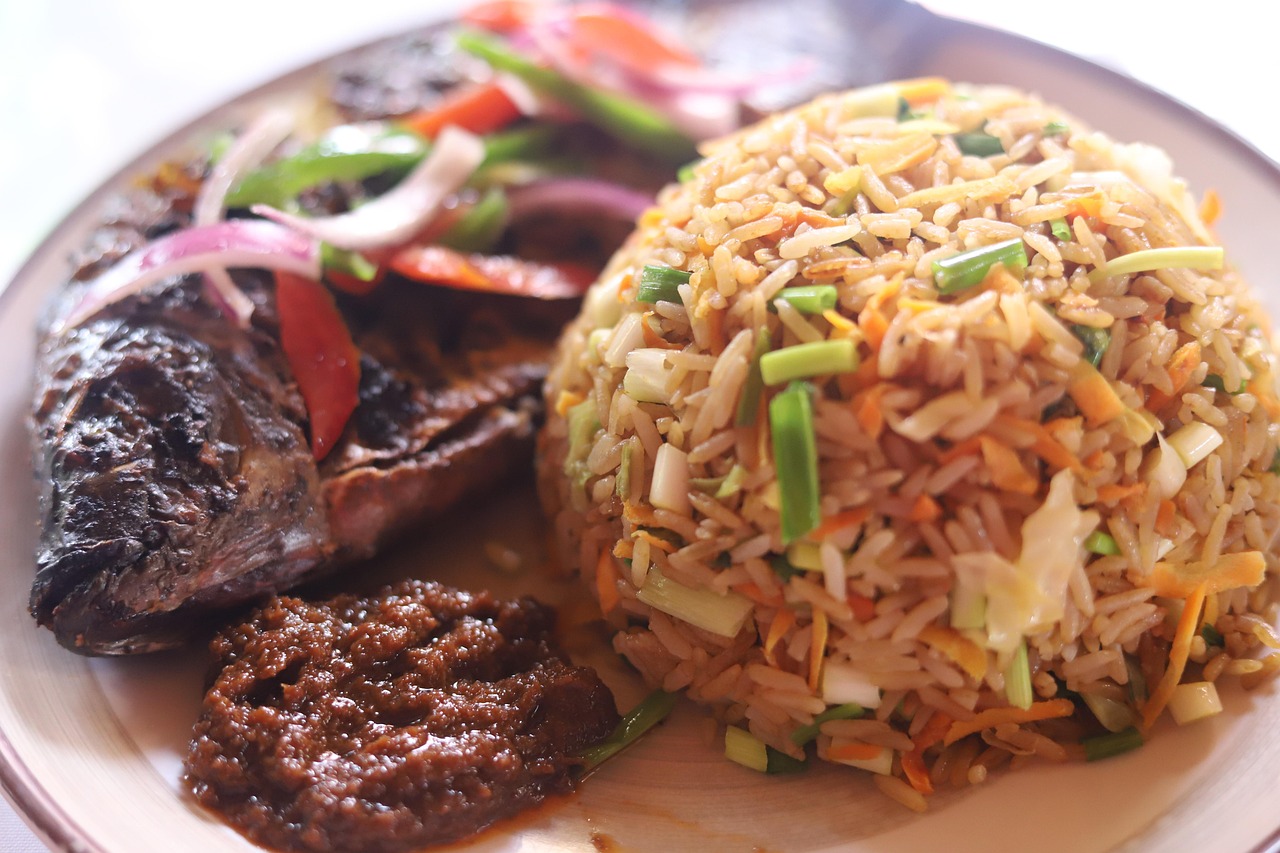 jollof, jollof rice, cedi kuchni, ryż i тилапия, jollof rice i тилапия, pieczona тилапия, ryż i ryby, jollof ryż i ryby, afryki zachodniej jollof rice, doświadczony tilapia