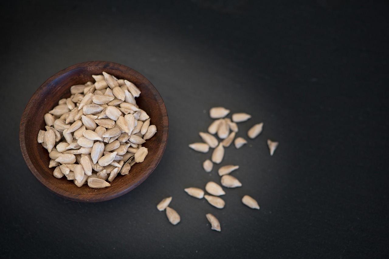 ziarna słonecznika, jądra, obrane nasiona słonecznika, naturalny produkt, przekąska, jedzenie, zdrowy, posiłek, witaminy, minerały, ścieśniać, wolność tekstu, jadalny, żywność, pokarm, miska, drewniana misa