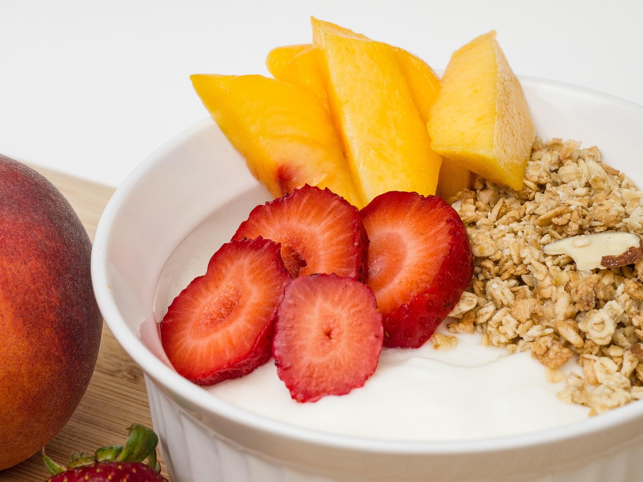 granola, jogurt, brzoskwinia, truskawka, truskawki, zdrowy, jedzenie