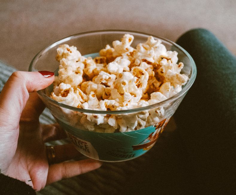 Domowy popcorn bez oleju - faktyczne kalorie i porady