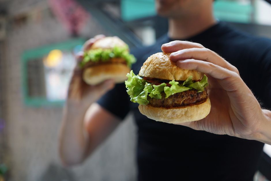 Ile kalorii ma burger? Porównanie domowego z fast food