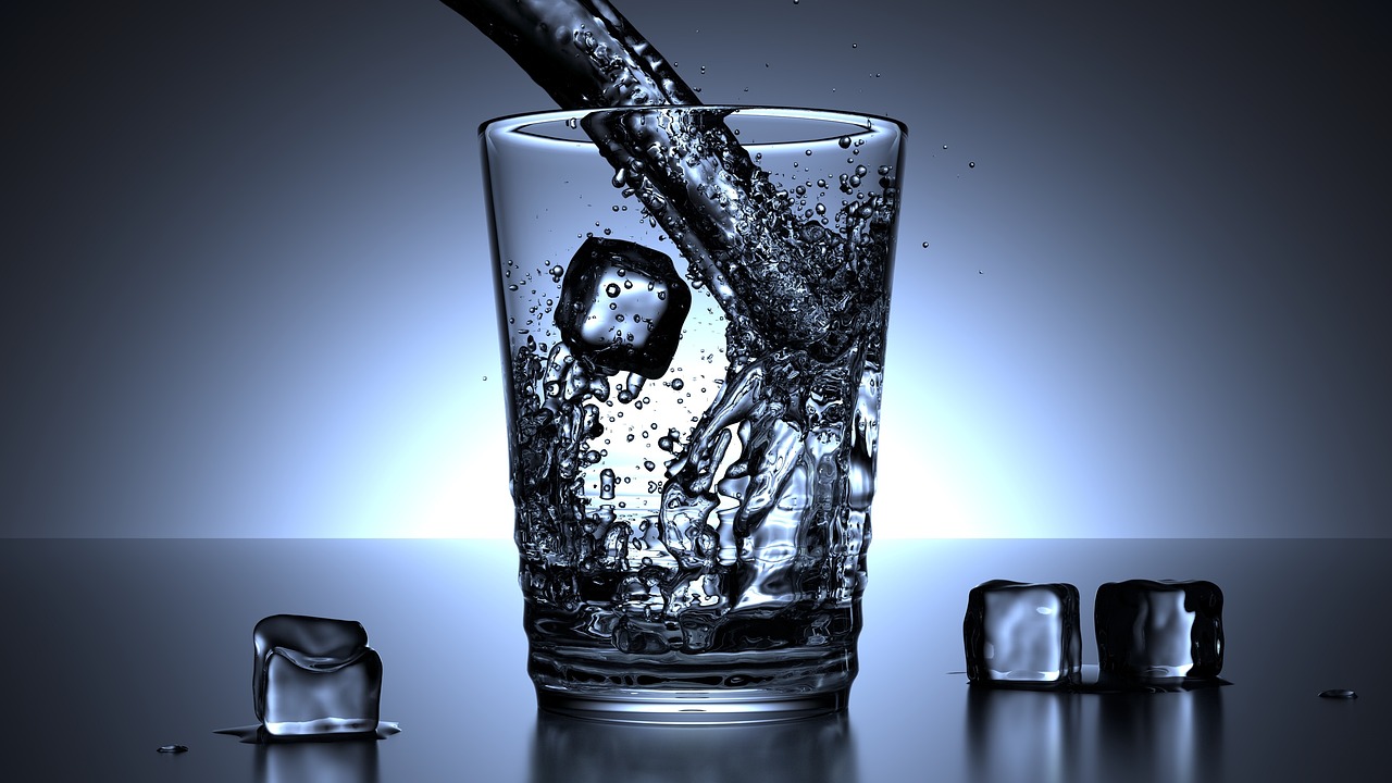 szkło, woda, kostki lodu, drink, natura, przeziębienie, niebieski, szklanka wody, zimna woda, zimny napój, odświeżenie, wlać, zsyp, nalewanie wody