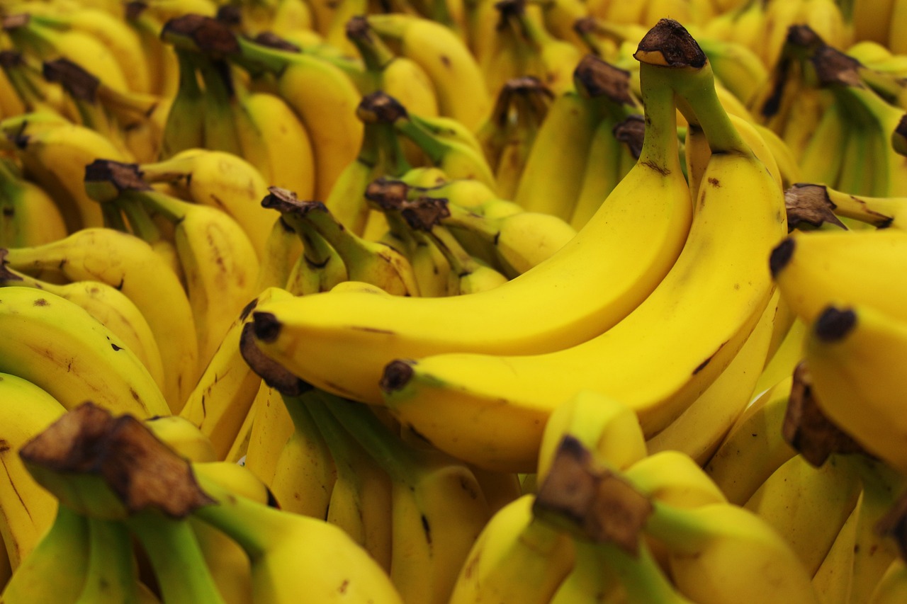banan, tapeta w pełnej rozdzielczości, tapeta systemu windows, banana tło, banany, banany tło, jedzenie, owoc, healthy, ripe, tła pulpitu, piękna tapeta, żółty, tapeta na laptopa, tapeta 4k, tapeta hd, fresh, tropikalna, zbliżenie, sweet, fajne tła, darmowe tapety, tło, organic, darmowe tło, smaczny, tapeta na mac, tapeta 4k 1920x1080, dieta, pił, vitamin, nutrition, vegetarian, физготовности, naturalne