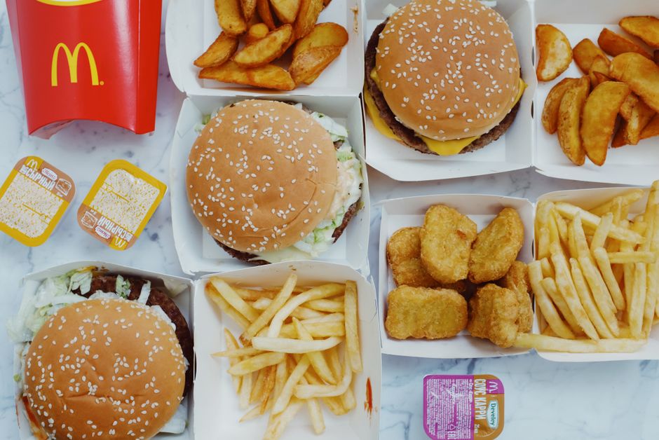 Sprawdzamy kalorie w cheeseburgerze z MC - fakty i liczby