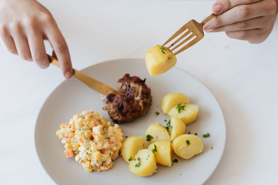 Kotlet mielony z ziemniakami - kalorie i porady dietetyczne