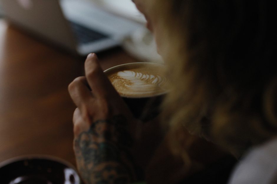 Latte a tycie: fakty o kaloriach i porady ekspertów