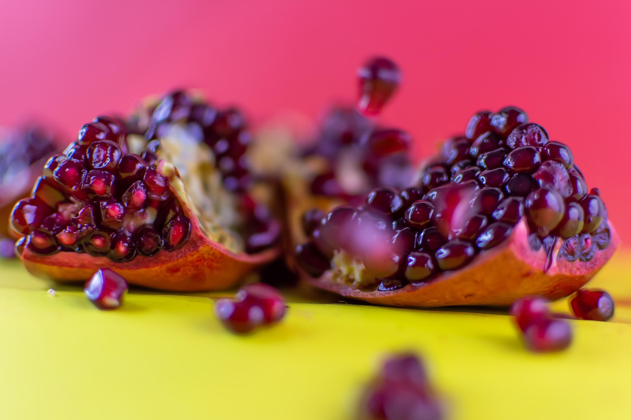 pomegranate, granat, natura, plastry, czerwony, granaatappel, vitwmina, zdrowie, pyszne, owoc, fruits, cut, sliced, open, nasiona, witaminy, hack, otwarty, świeży, ripe, nutrition, витвмины, dojrzałe
