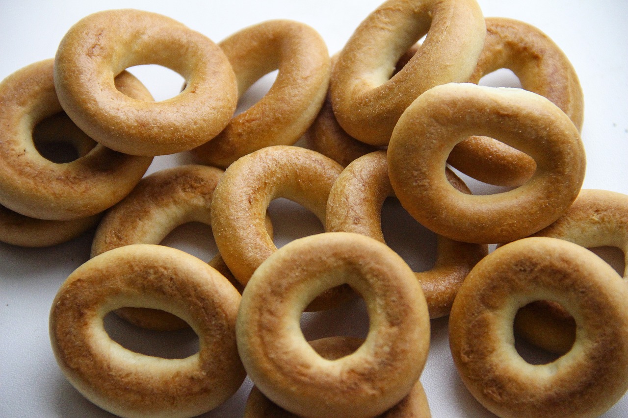Obwarzanek a bagel - kalorie i różnice w wartościach odżywczych