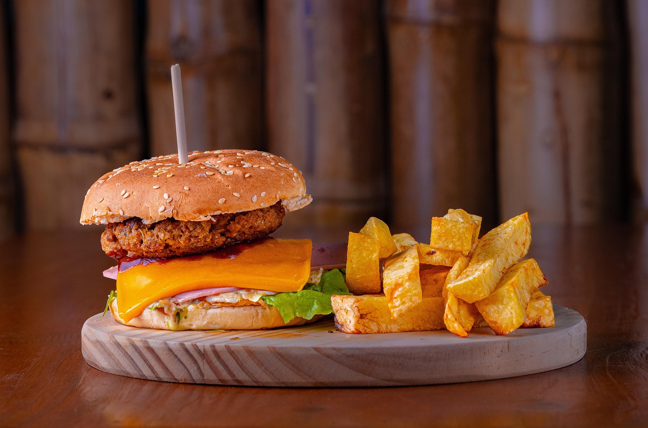 Hamburger z sieciówki - realna kaloryczność 500-800 kcal