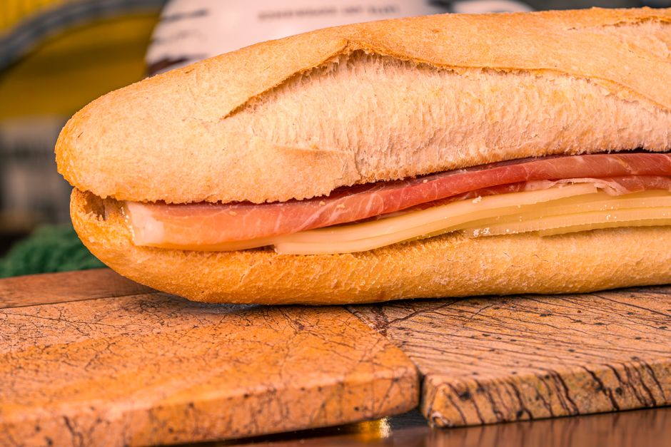 Kanapka z szynką - prawdziwa liczba kalorii i skład