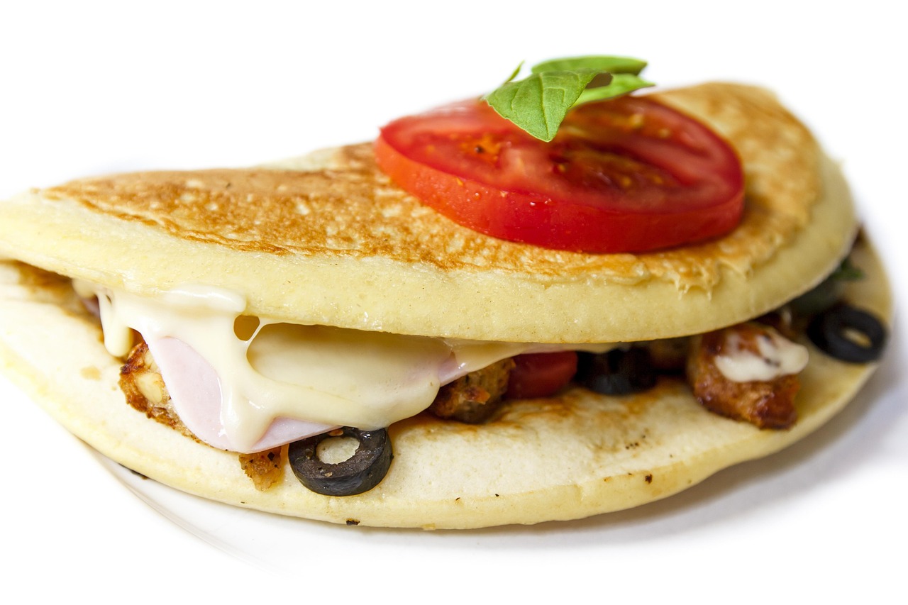 śniadanie, omlet, szynka, jajka, ser, bazylia, oliwki, jedzenie, posiłek, talerz, pyszny, zdrowy, świeży, rano, kolacja, tradycyjny, pomidor, gotowanie, domowej roboty, pan