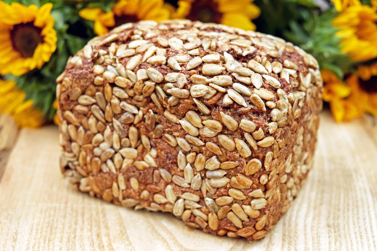 chleb, pieczywo pełnoziarniste, chleb ekologiczny, ziarna, pieczone towarów, drewniana deska, artisan chleba, bochenek chleba, zdrowy, jedzenie, jedzenie zdjęcia, chleb, chleb, chleb, chleb, chleb