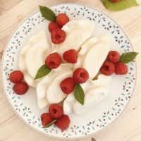 Pierogi z serem i malinami